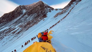 エベレスト登頂を目指す登山者の列。２０２１年に撮影